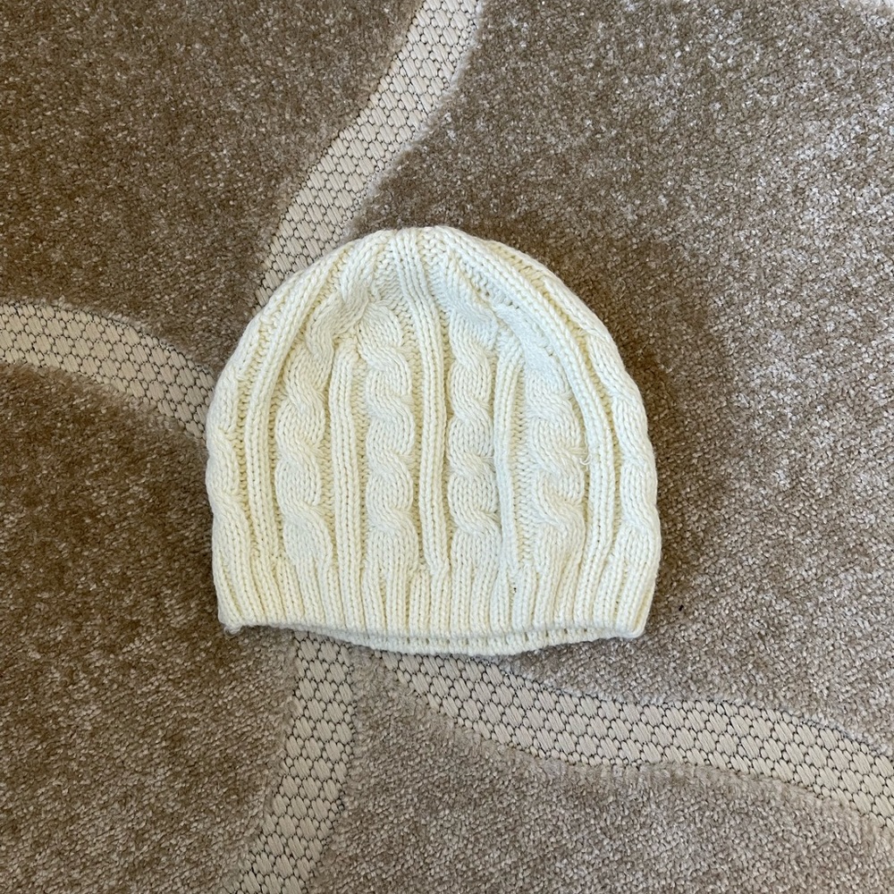 White knitted beanie